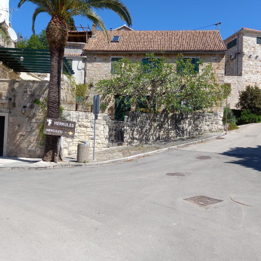 Vila Kuca Za Odmor Skalina - Sea View Splitska Exteriér fotografie